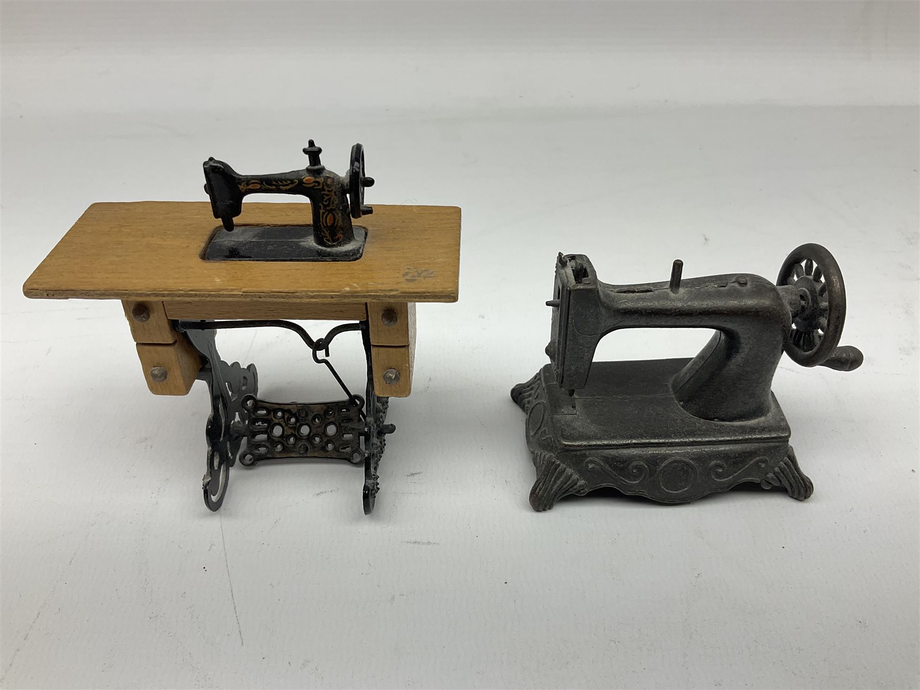 Singer mini sewing machine, together with Holly hobbie mini sewing machine and other sewing machine models, Singer H15cm