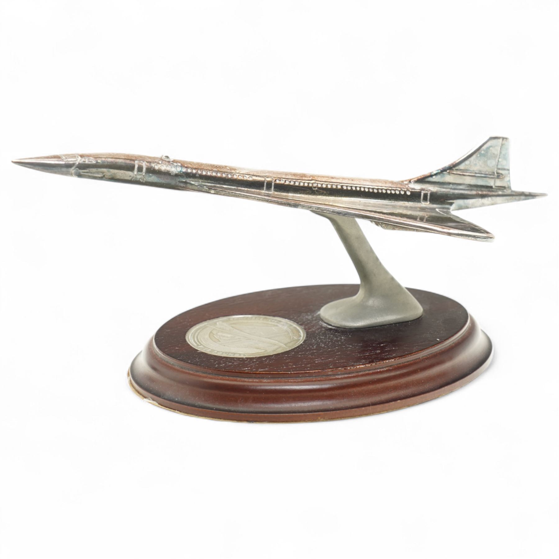 Limited edition silver plate Concorde 'Queen of the Skies' model, base set with commemorative £5 coin, edition no. 0629 of 2450, plane W19cm