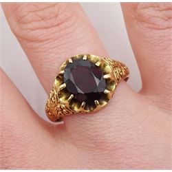 Edwardian 9ct gold single stone oval garnet ring, with scroll design shoulders, Chester 1904