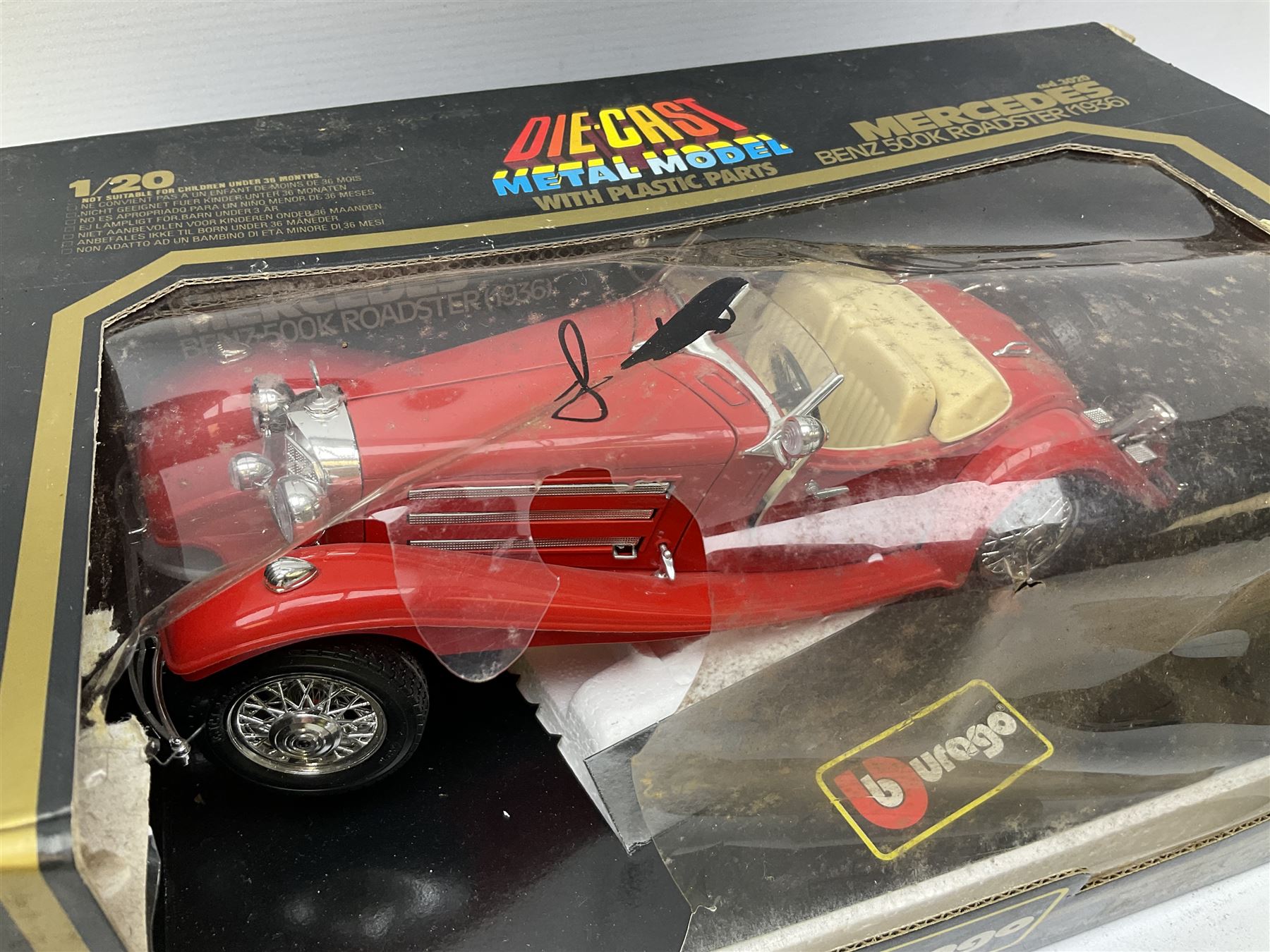 Seventeen Shell Sportscar Collection die-cast models including 1:24 scale Jaguar XJ220 by Maisto; and Bburago 1:20 scale die-cast model Mercedes Benz 500K Roadster (1936); all boxed (18)