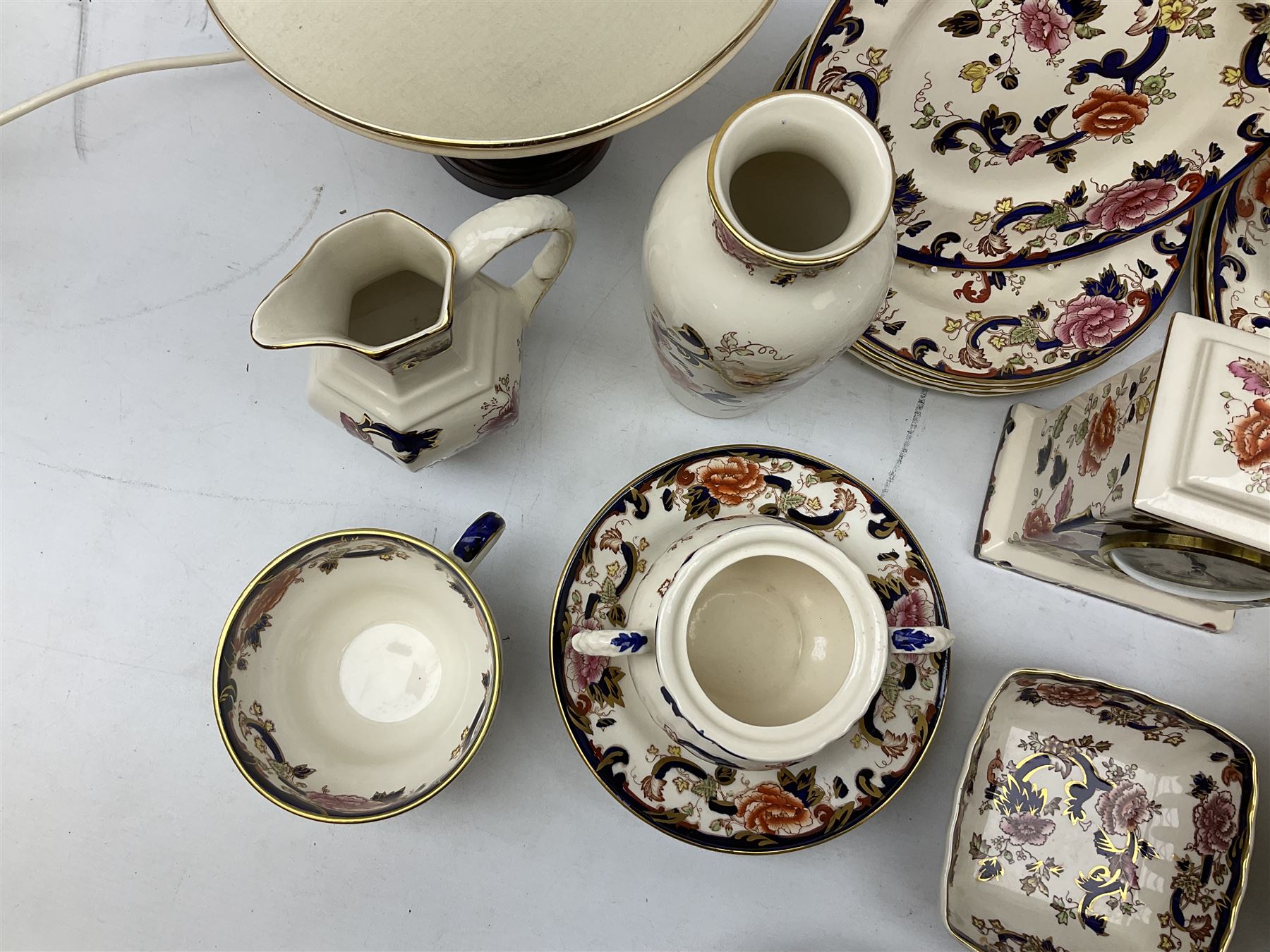 Masons Ironstone Mandalay pattern wares, to include table lamp, pair of candlesticks, clock, pair of vases, footed dish, dinner plates etc (18)
