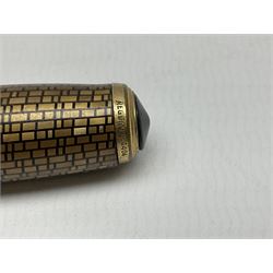 Parker Duofold fountain pen with 14K gold nib, the case decorated with gilt geometric block pattern, L12cm