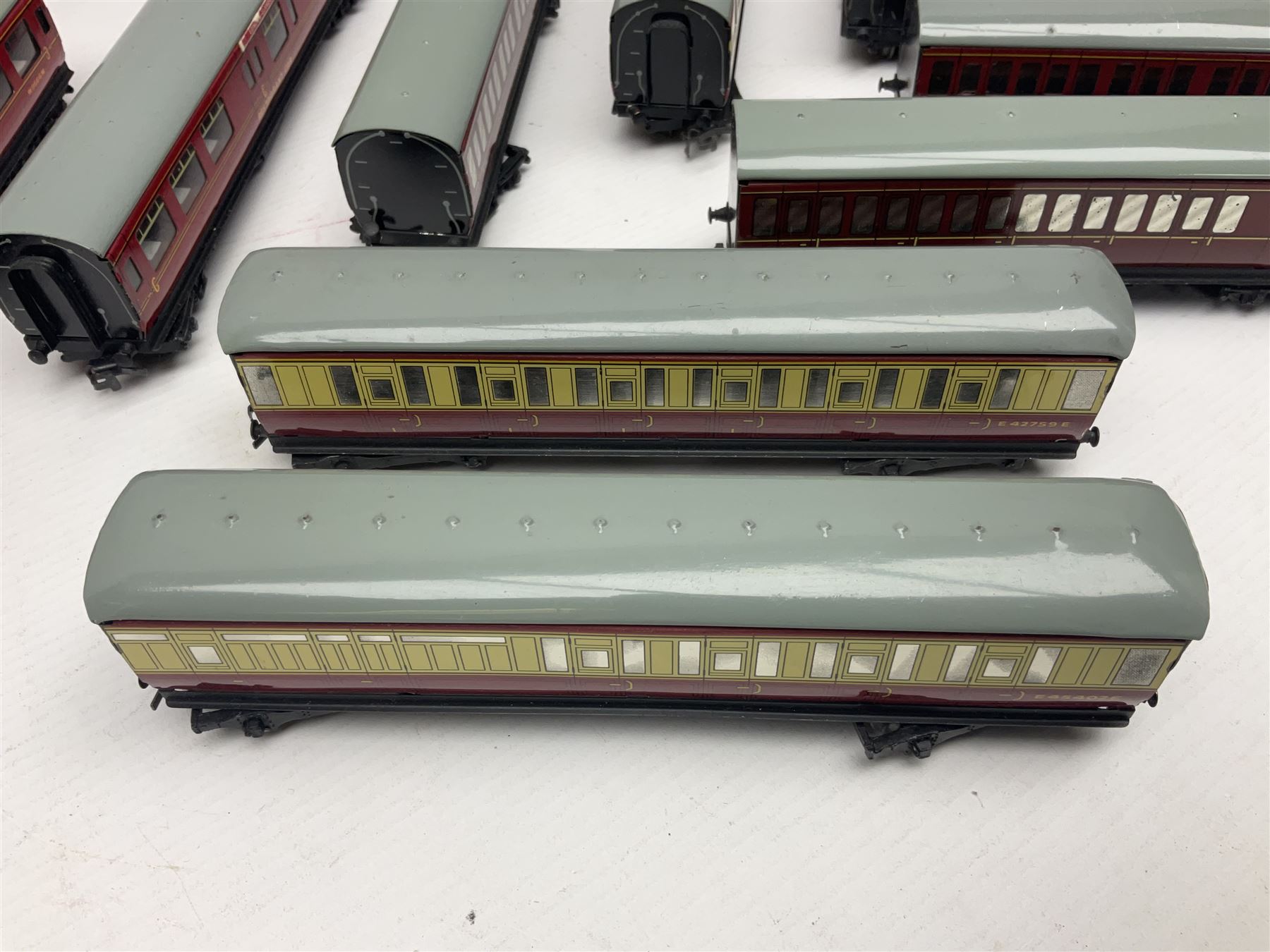 Hornby Dublo - fourteen passenger coaches including Southern Suburban Stock, Gresley Stock, Stanier Stock etc; and TPO Mail Van; all unboxed (15)