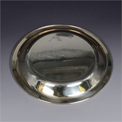 Limited edition silver filled The Churchill Centenary Trust plate, of circular form decorated in low relief with a portrait of Winston Churchill in 24ct gold, hallmarked John Pinches, London 1974, contained within wooden display frame with velvet interior, plate D20.5cm