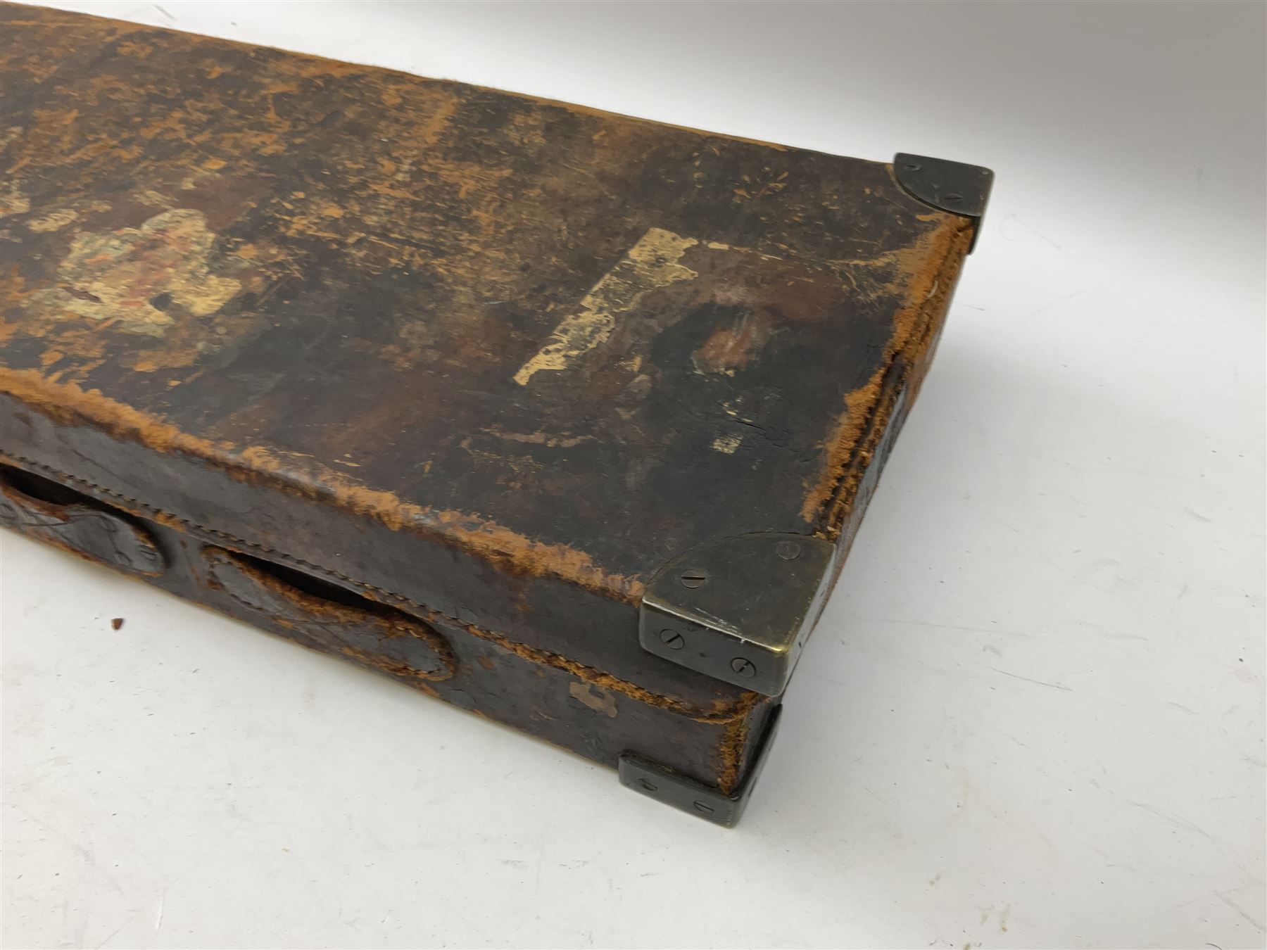 19th/early 20th century brass bound leather shotgun case with fitted interior to accommodate 72cm (28.25