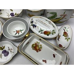 Royal Worcester Evesham pattern ceramics, including twin handled pot, oven dishes, pie dishes, bowls, jugs, etc together with other Royal Worcester ceramics 