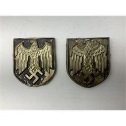 Two WW2 German Army Afrika Korps pith helmet metal side badges; RAD oval metal badge by J.B.u.Co.; WW1 German 1914-1915 bar brooch; and Nienburg War Veteren's Association badge (5)