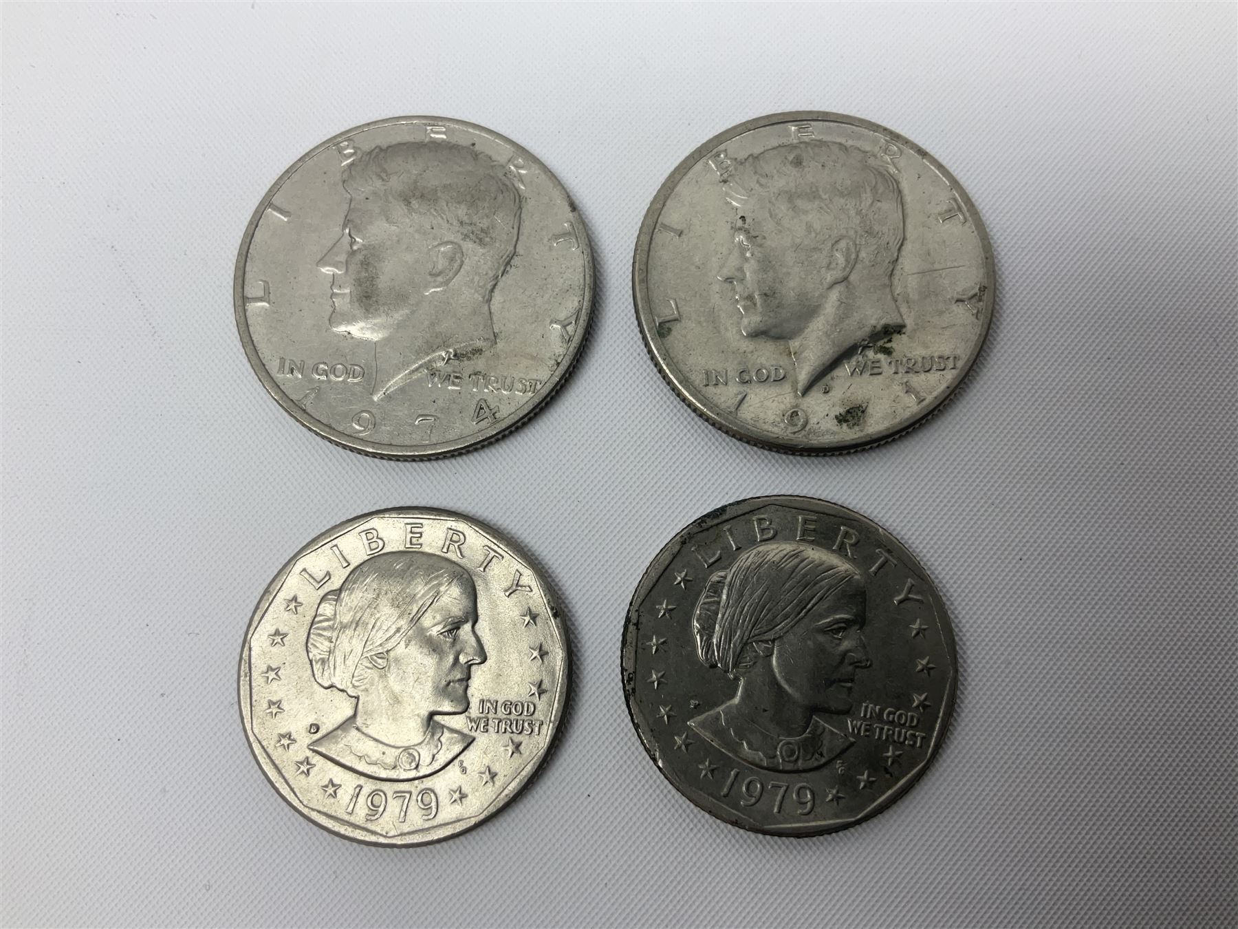 United States of America coinage, including 1876S half dollar (holed), various quarter dollars, 1986 one ounce fine silver dollar, 1988 uncirculated coin set etc