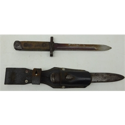  Italian WWll Carcona Bayonet, 17cm part fullered single edge red blade, wooden grip stamped L Franchi, N.30580, in steel scabbard with leather frog, L33cm   