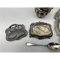 Two hallmarked silver thimbles to include late 20th century example with frog surmount stamped Clive & Clarissa Cooke, London, silver plated fork with hallmarked silver handle, together with a quantity of silver plated and other metal ware