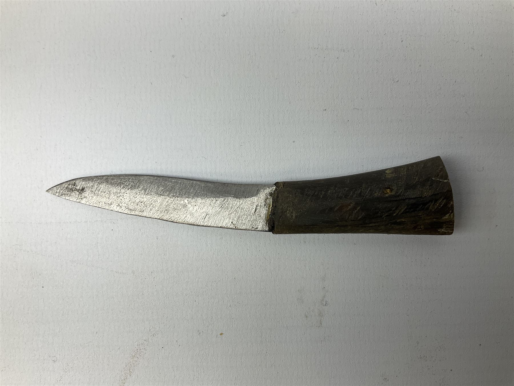 Post WW2 Gurkha kukri, in leather scabbard complete with two skinning knives, 42cm overall