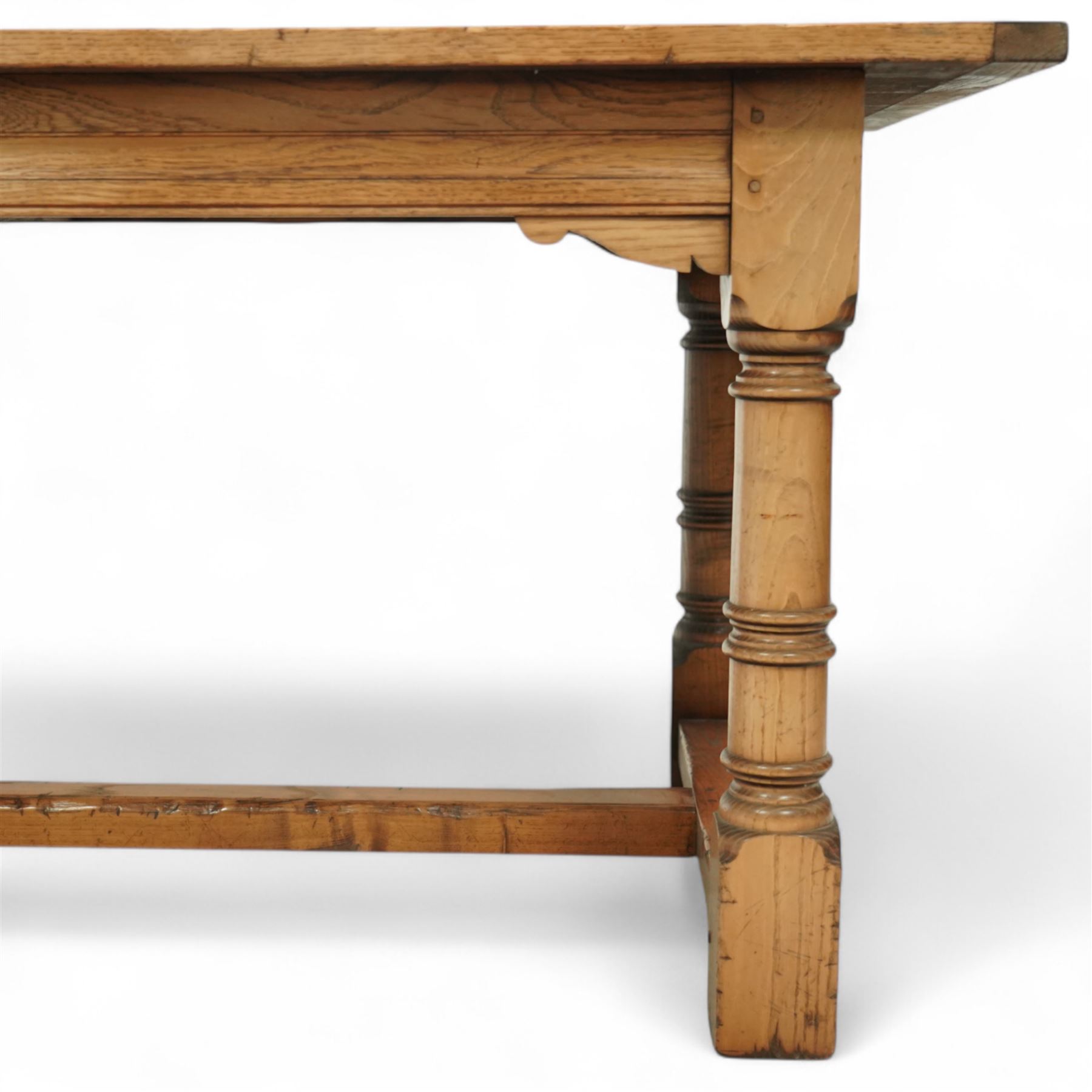 Late 20th century oak refectory table in 17th century style, with plank top and end leaf, raised on ring turned baluster legs with square feet, joined by conforming stretchers (260 cm extended)