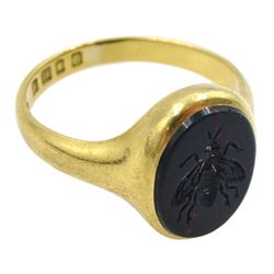 18ct gold seal ring, with bloodstone intaglio depicting a fly, Birmingham 1937