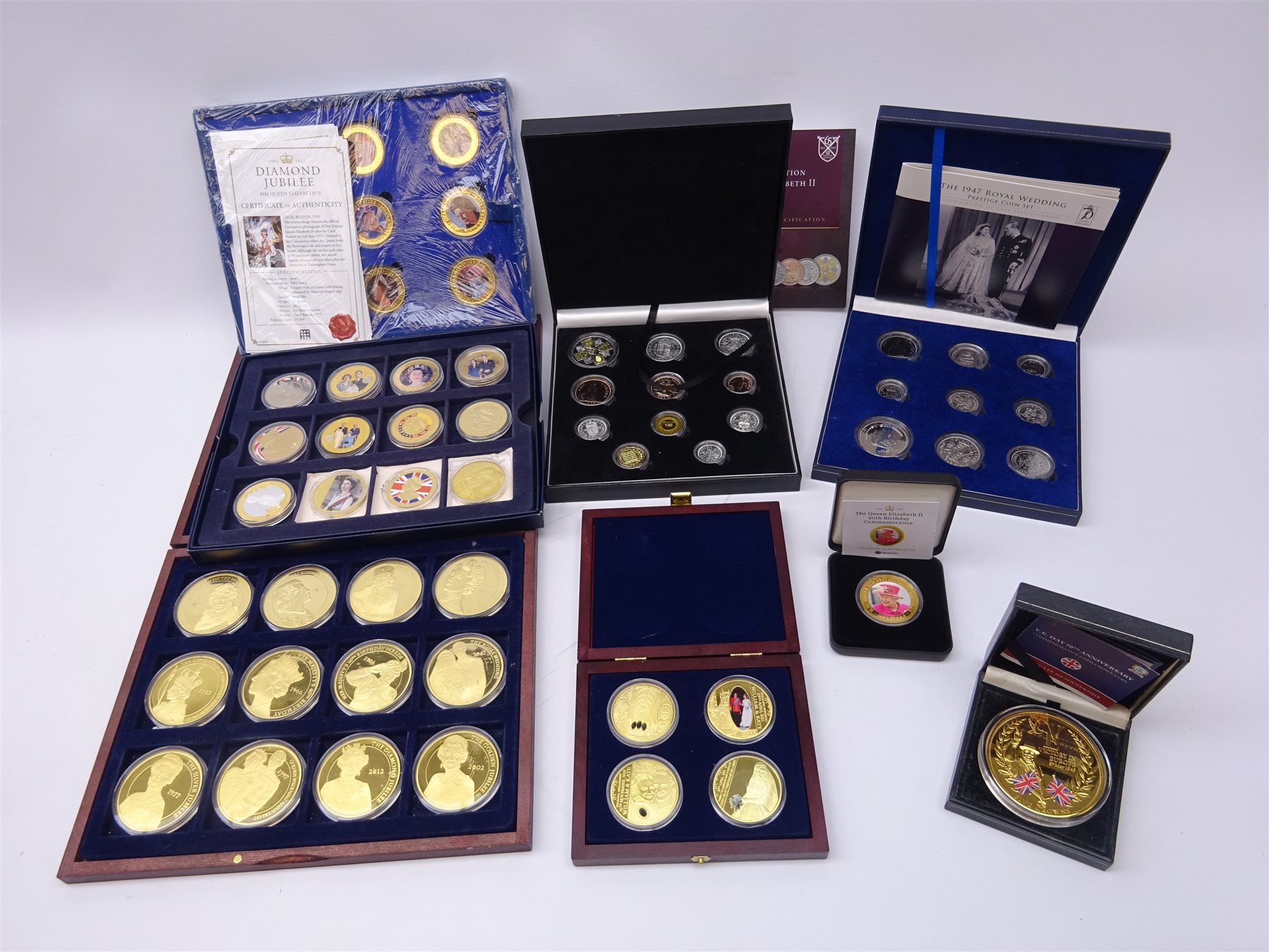 Collection of mostly modern commemorative coins and coin sets including 'The Royal Wedding