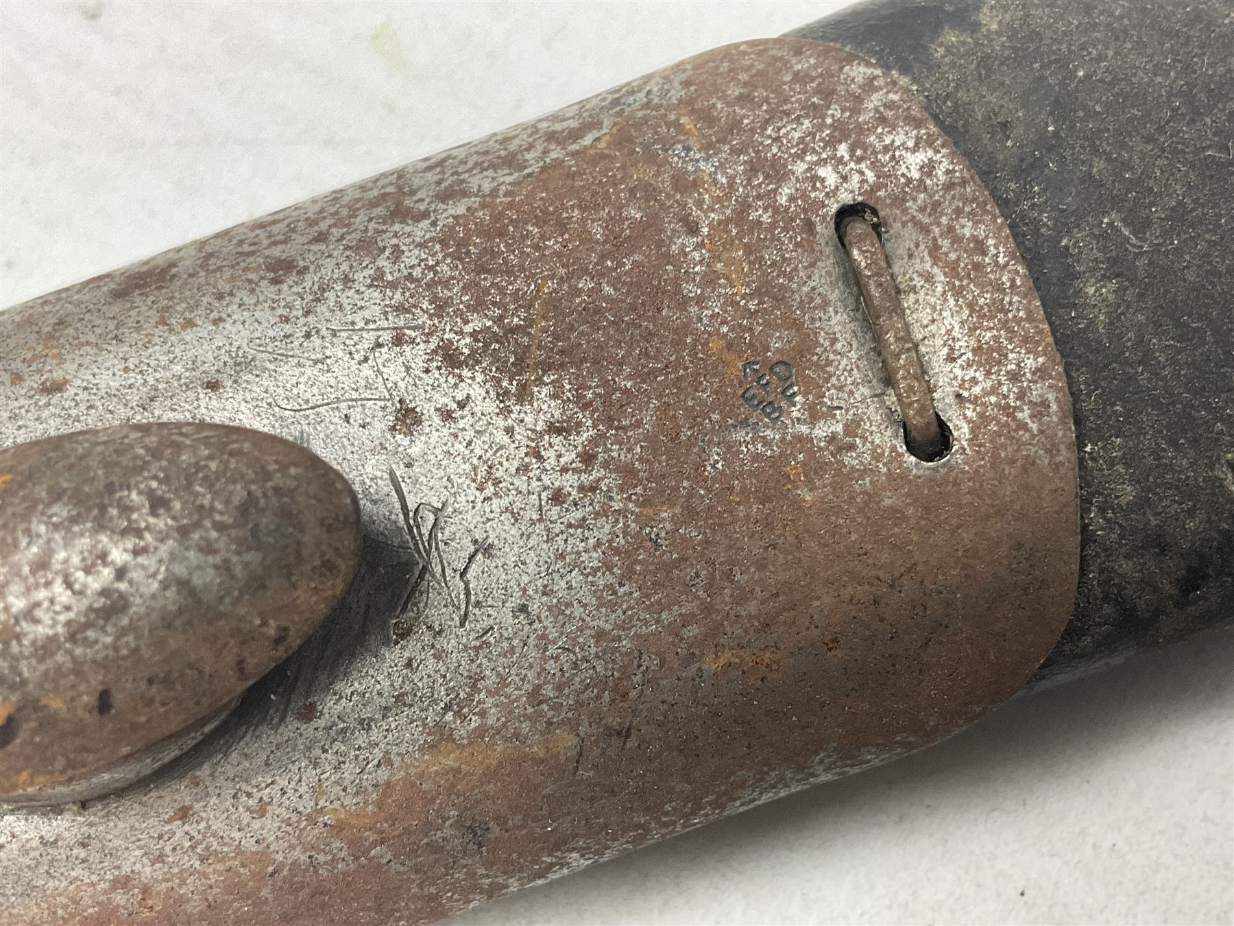 WW1 British 1907 pattern bayonet, the 43cm single edged fullered blade stamped to the ricasso with a crown GR cypher 1907 8 15 Sanderson, with various ordnance marks verso, two piece walnut grip, pommel stamped 1HLI 354; in steel mounted leather scabbard stamped 140 to the throat L57cm overall