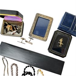 Silver jewellery, comprising Siam silver tie clip, cufflinks and faux pearl pendant, together with a collection of costume jewellery