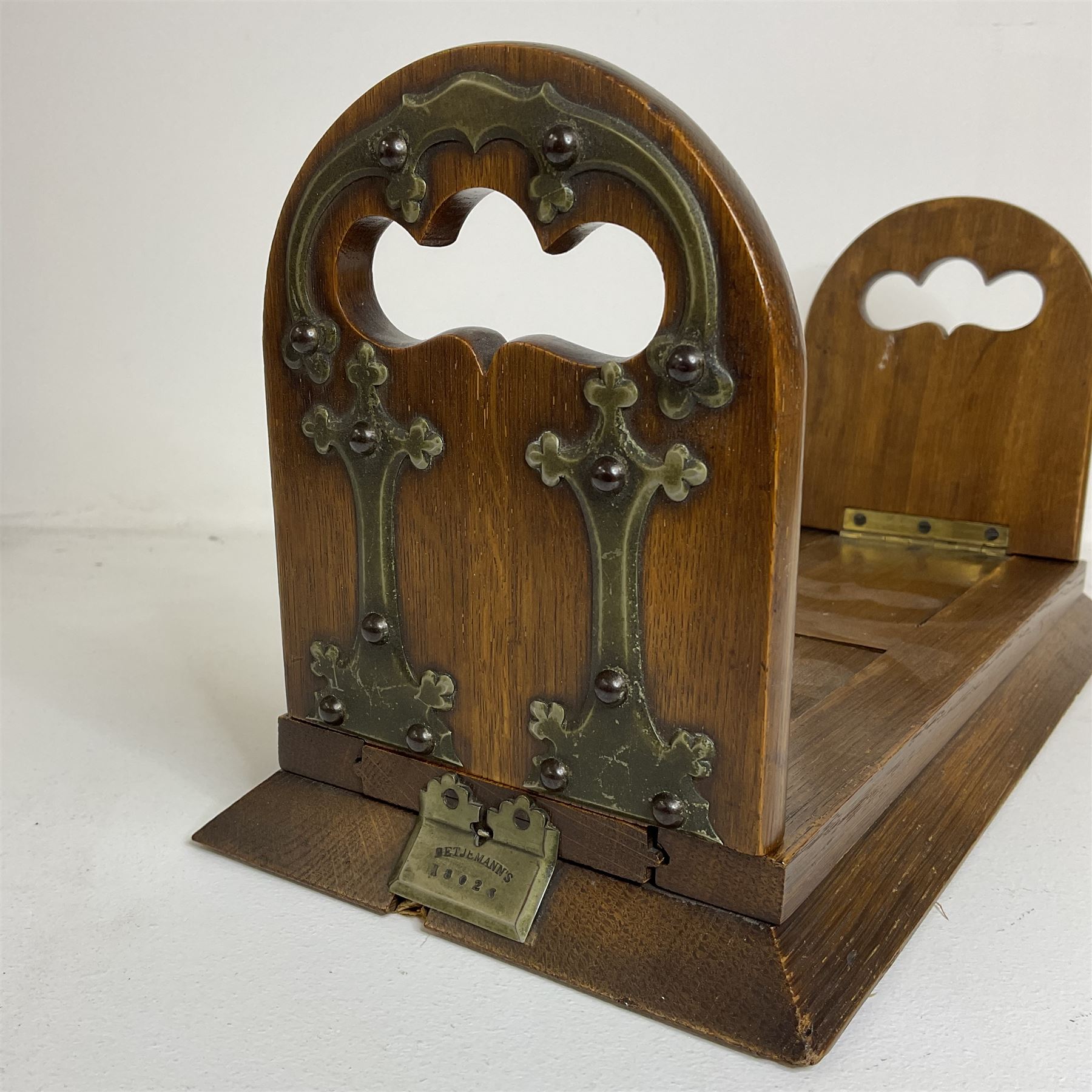 Victorian Betjemann oak book slide, of typical form, the curved hinged and sliding supports with mounted brass Gothic strapwork, stamped Betjemann's Patent 18026, H16.5cm W34cm D15cm