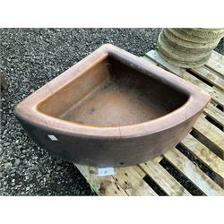 Glazed corner trough - THIS LOT IS TO BE COLLECTED BY APPOINTMENT FROM DUGGLEBY STORAGE, GREAT HILL, EASTFIELD, SCARBOROUGH, YO11 3TX