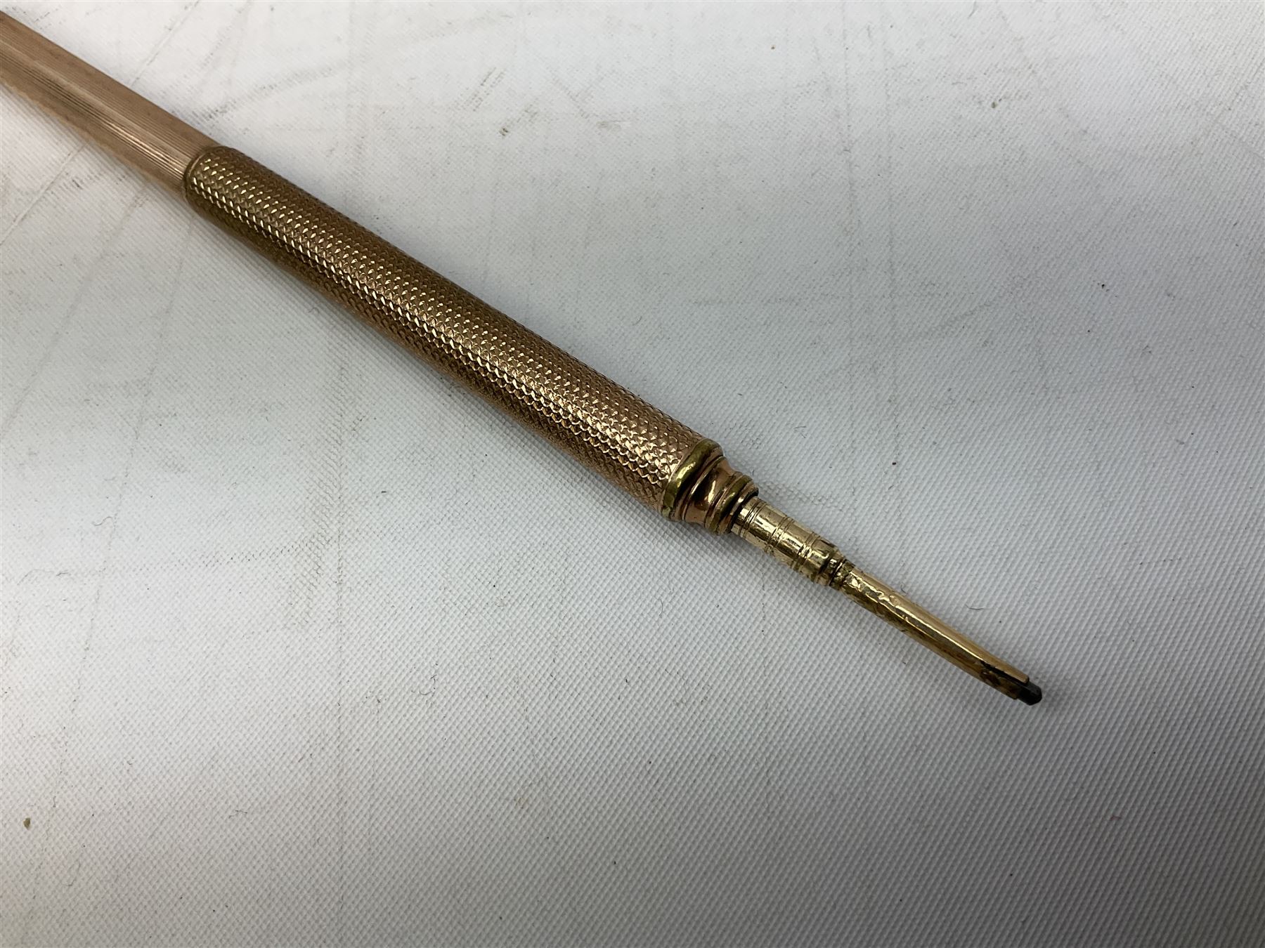 9ct gold propelling pencil with engine turned decoration and vacant cartouche, by S J Rose & Son, stamped 375, L12cm, together with a Parker 12ct rolled gold fountain pen, and two rose gold engine turned propelling pencils to include a rose gold example