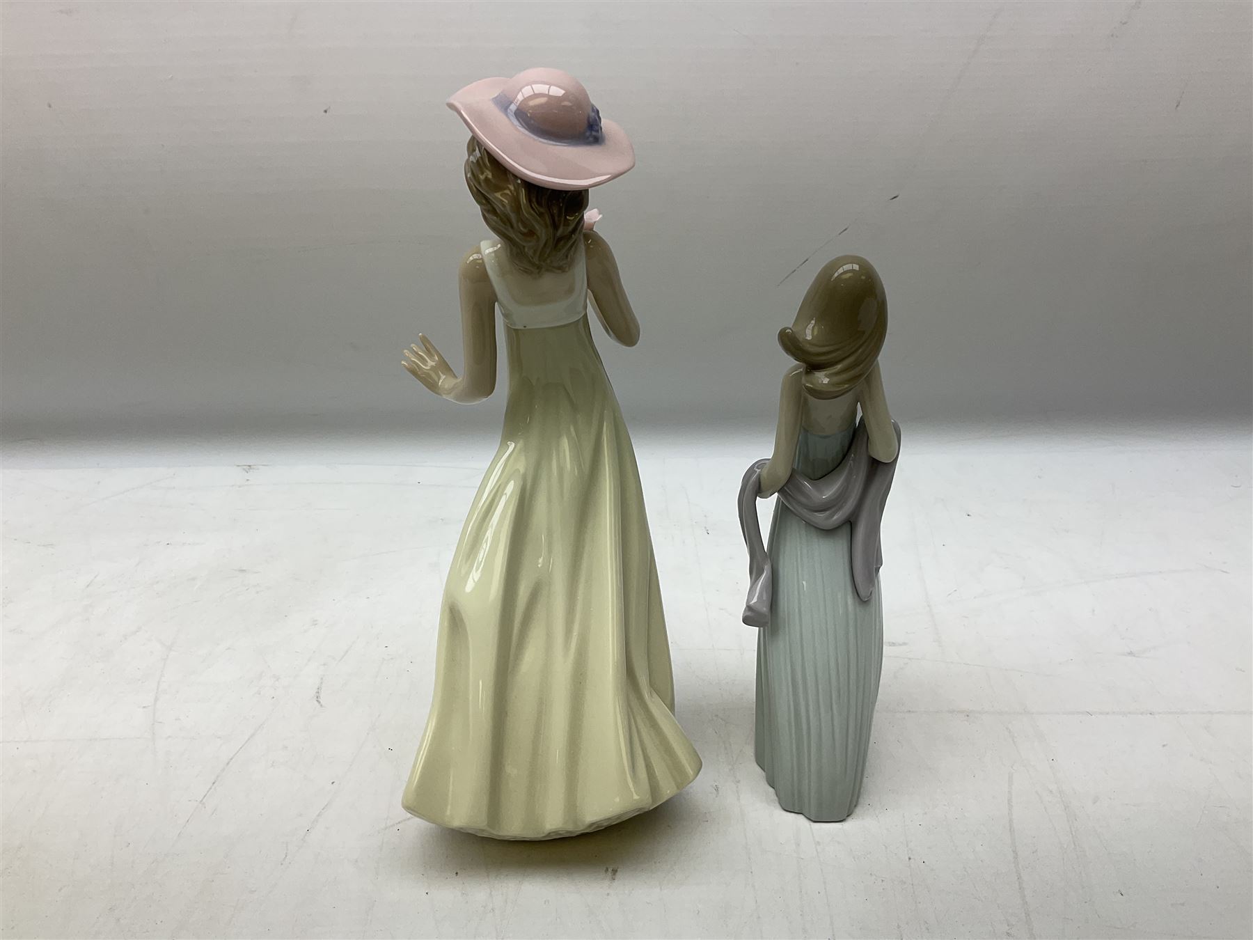 Lladro figure Ingenuine Woman no. 5487 (a/f), Nao figure, Goebel bird figure CV86 1967, Goebel Chaffinch 38023-06, Arden Scultpures robin figure group etc