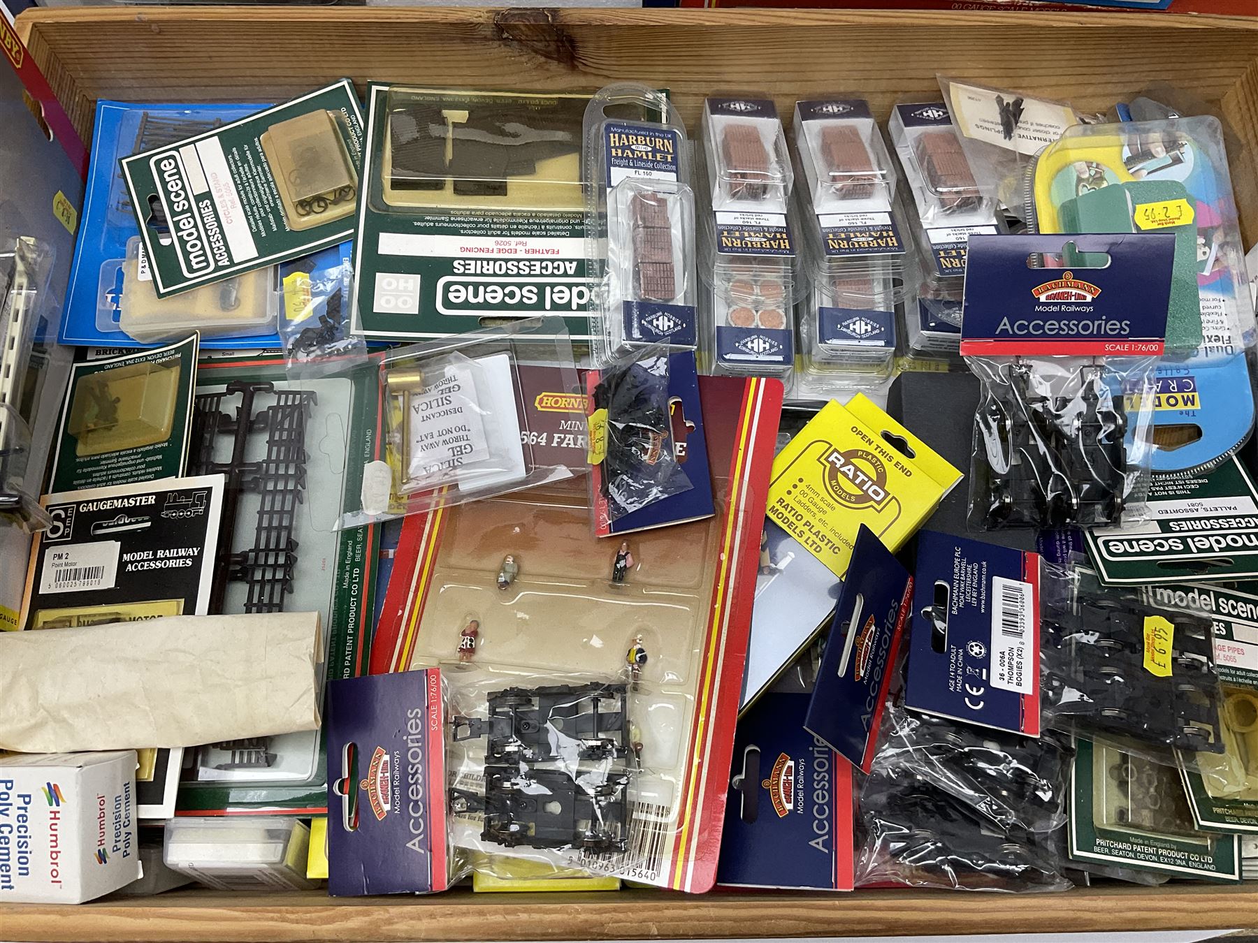 Model railway rolling stock and accessories, including Bachmann branchline 'OO' gauge