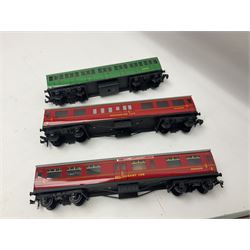Hornby Dublo - fourteen passenger coaches including Southern Suburban Stock, Gresley Stock, Stanier Stock etc; and TPO Mail Van; all unboxed (15)