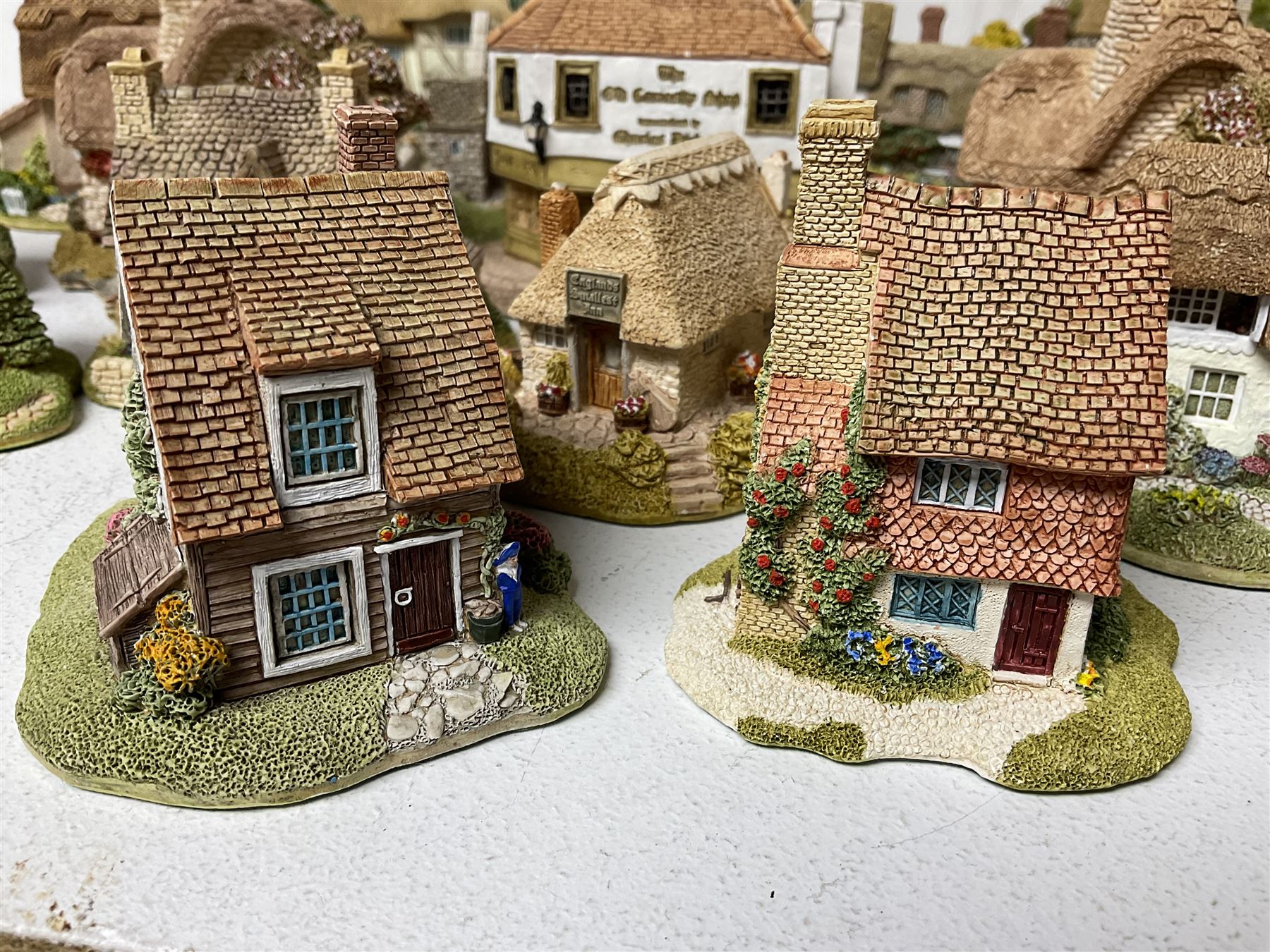 Nineteen Lilliput Lane models, including Dove Tails, Birdlip Bottom, Smallest Inn, Gossip Gate and Beehive Cottage, all with deeds and original boxes (19)