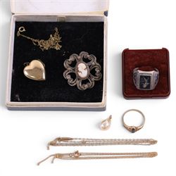9ct gold jewellery, including stone set ring, two necklace chains and a pearl pendant, tog...