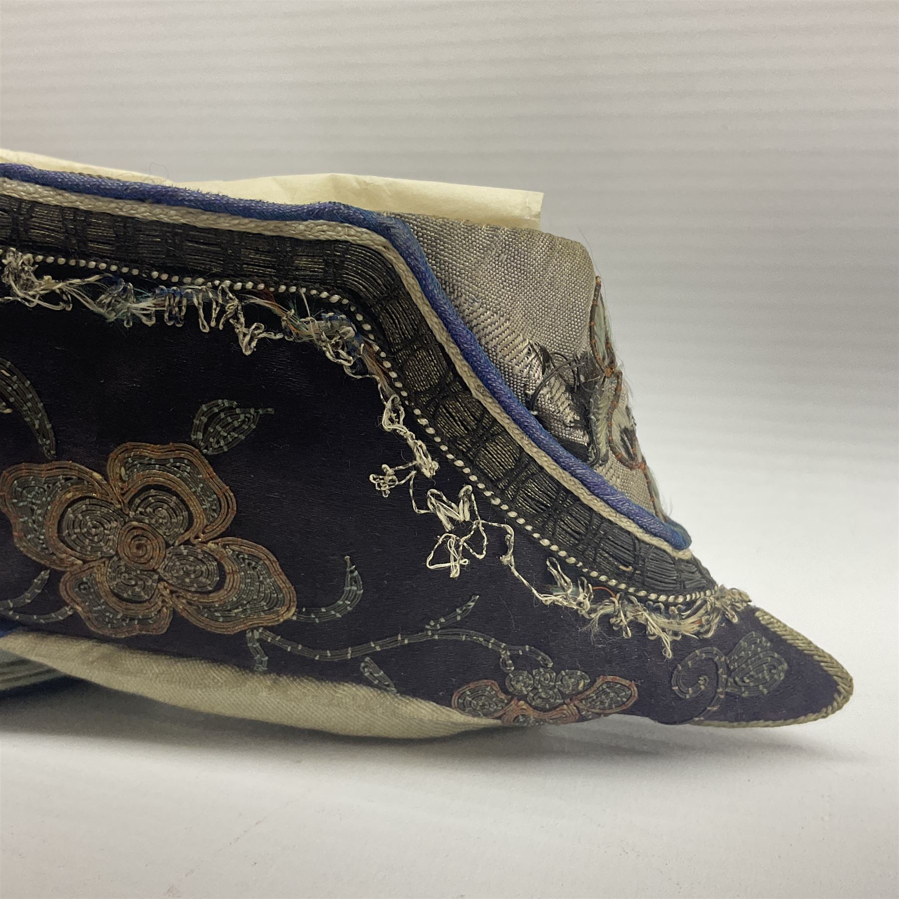 Pair of Chinese silk embroidered lotus shoes, for bound feet, a blue ground with floral detailing L15cm
