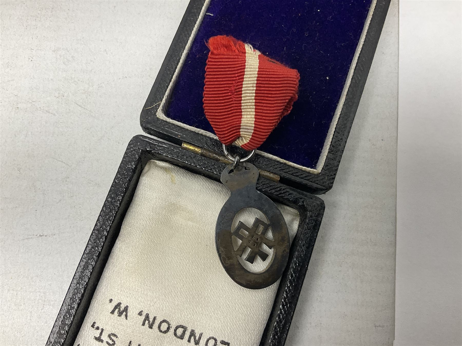 Gaunt & Son Territorial Force Nursing Service cape medal; cased; WW1 British War Medal and 1914-15 Star (names erased); two MID oak leaves; Polish and American medals; eight replica medals including VC, MM, Air Crew Europe Star etc and replica group of five WW2 miniatures etc