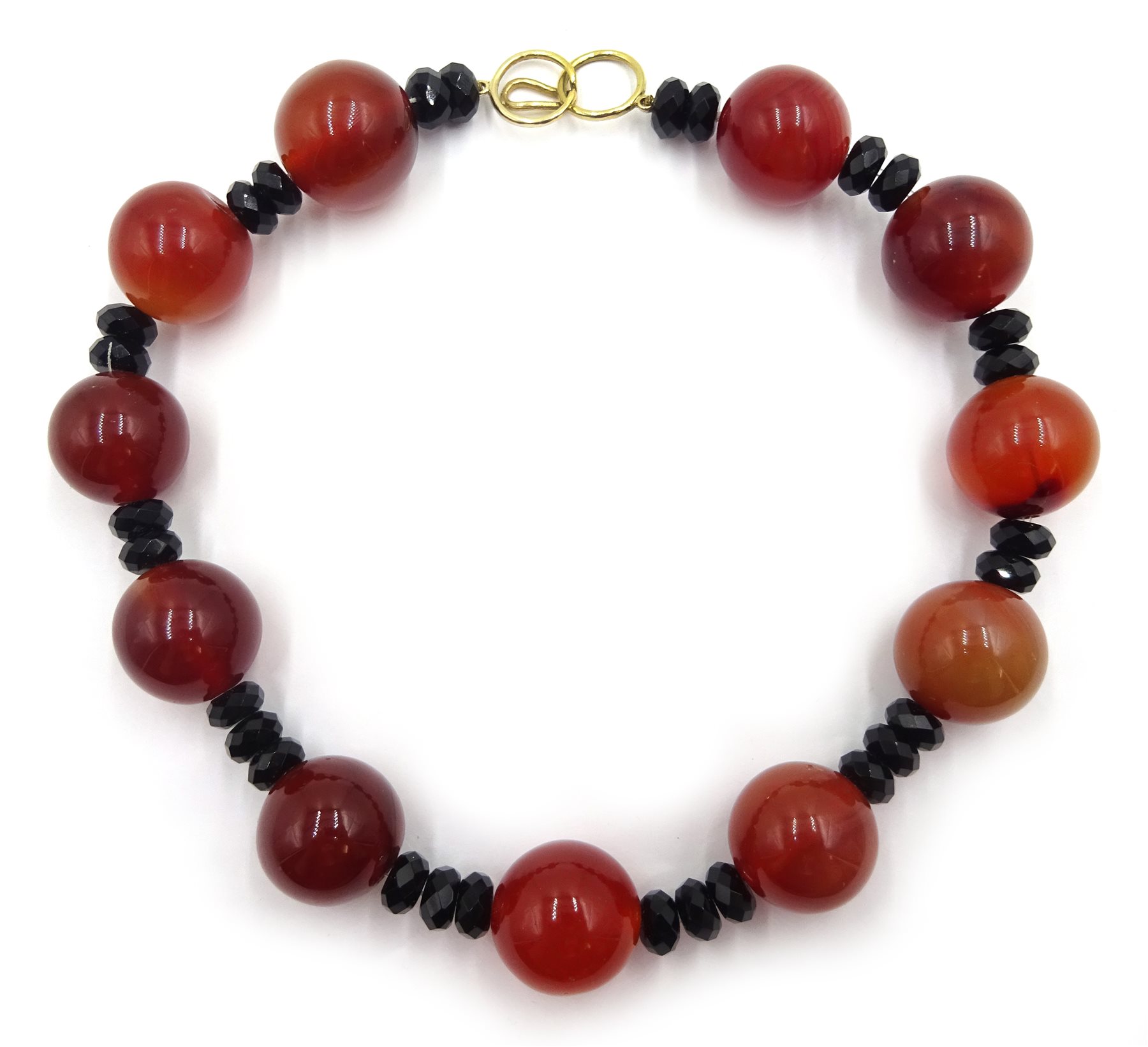 Large agate and onyx bead necklace, with 14ct gold clasp