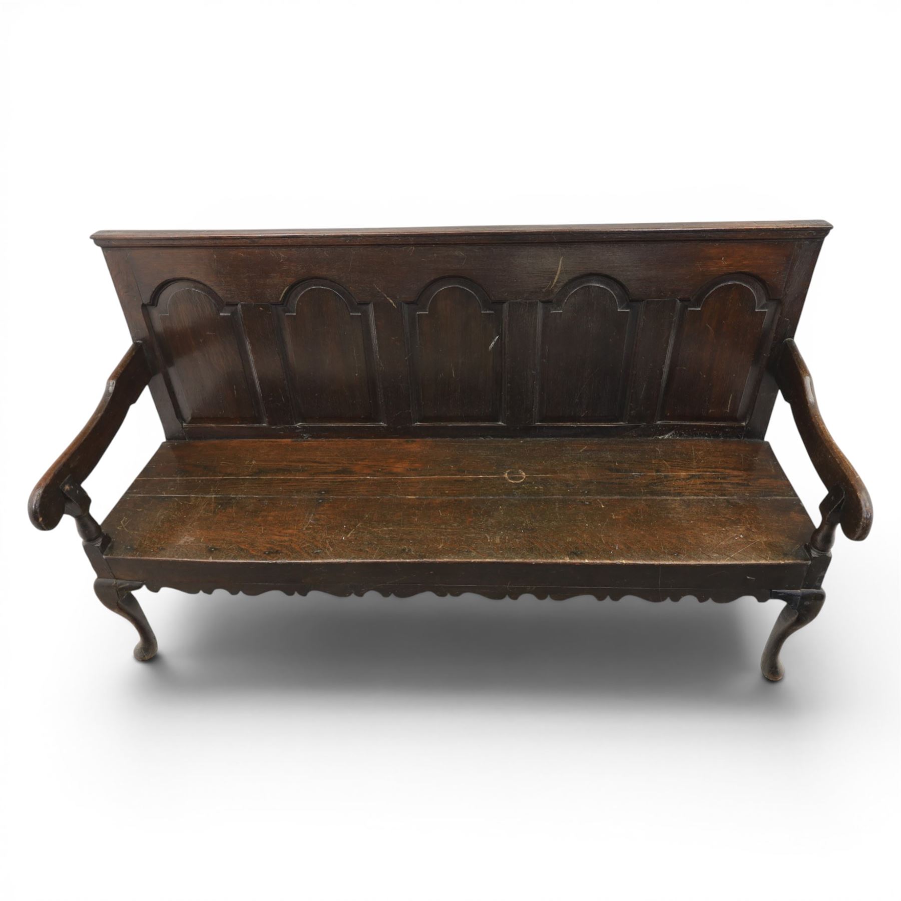 George III oak settle bench, with five gothic arched field panels, with downswept arms raised on cabriole supports