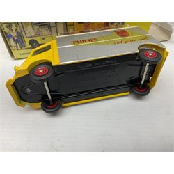 Ten Atlas Dinky die-cast models and accessories including, Bedford TK Tipper no. 435, Austin Wagon no. 412, two Miniatures, 25 O Camion Laiter, 'Panneaux De Signalisation Routiere' and others (10)