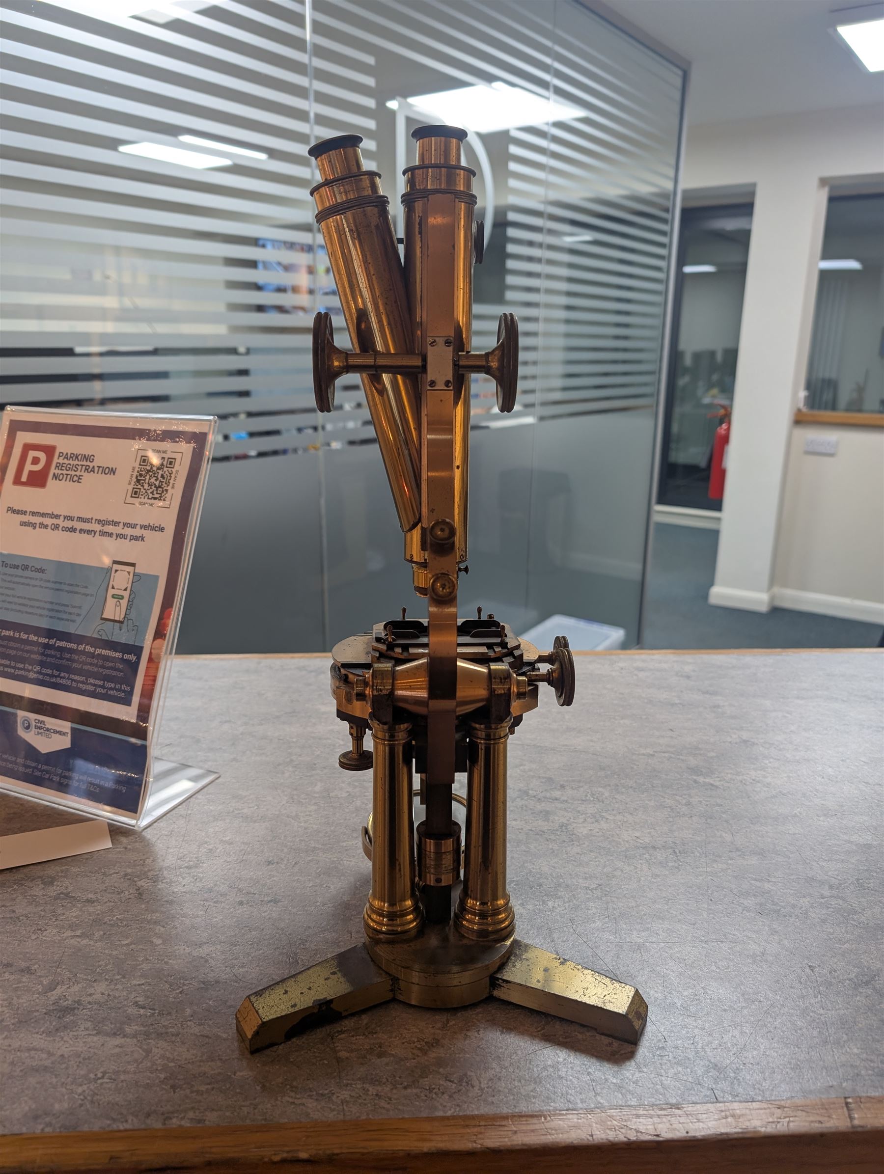 19th century brass binocular microscope by R&J Beck, 31 Cornhill London, numbered 6386, with rack and pinion focusing, housed in wooden case with case of accessories, including eyepieces, objective lenses and condenser