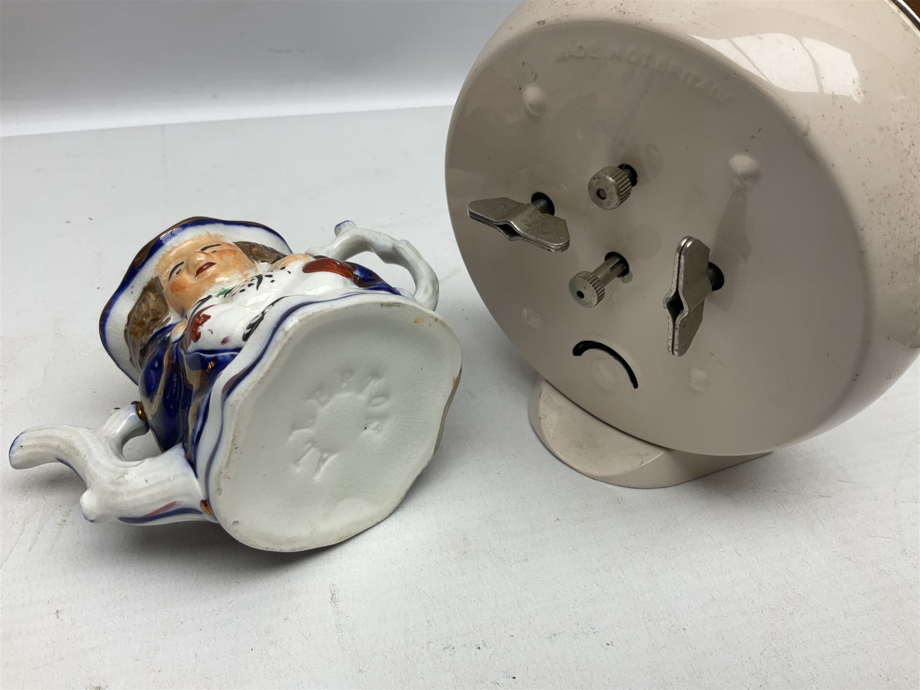 9ct gold agate brooch, gold ring, silver brooch, silver marcasite ladies manual wind wristwatch, collection of costume jewellery and a Smiths Timecal Noddy alarm clock etc 