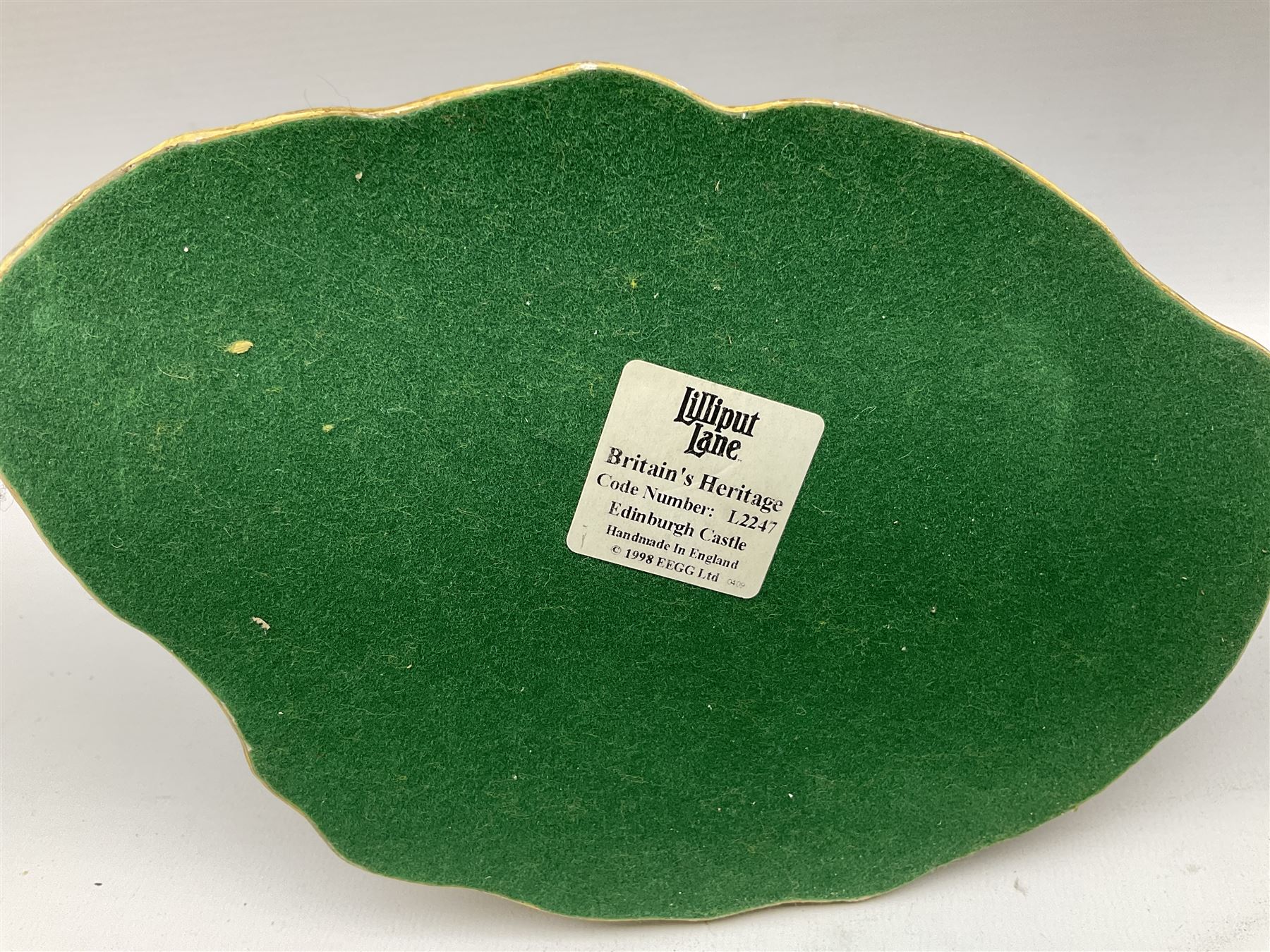 Thirteen Lilliput Lane models to include 'The King's Arms', Britain's Heritage collection Edinburgh Castle,  Tower Bridge, Big Ben, English Collection 'Bluebell Arms', etc, six boxed with deeds