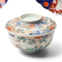 19th century Japanese rice bowl, with four character mark in underglaze blue to cover, H9cm; together with four Japanese chargers, largest D31cm (5)