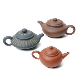 Three Chinese Yixing-style clay teapots, 20th century (3)