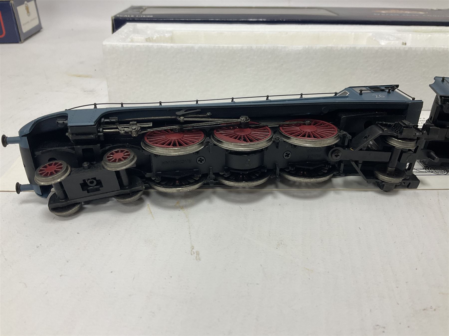 Bachmann ‘00’ gauge - 31551 Gresley Class V2 2-6-2 ‘Green Arrow’ locomotive no.60800 in BR black; 31954 Gresley Class A4 4-6-2 ‘Nigel Gresley’ locomotive no.60007 in BR blue; 31959 Gresley Class A4 Pacific 4-6-2 ‘Miles Beevor’ locomotive no.26 in LNER garter blue; in original boxes (3) 