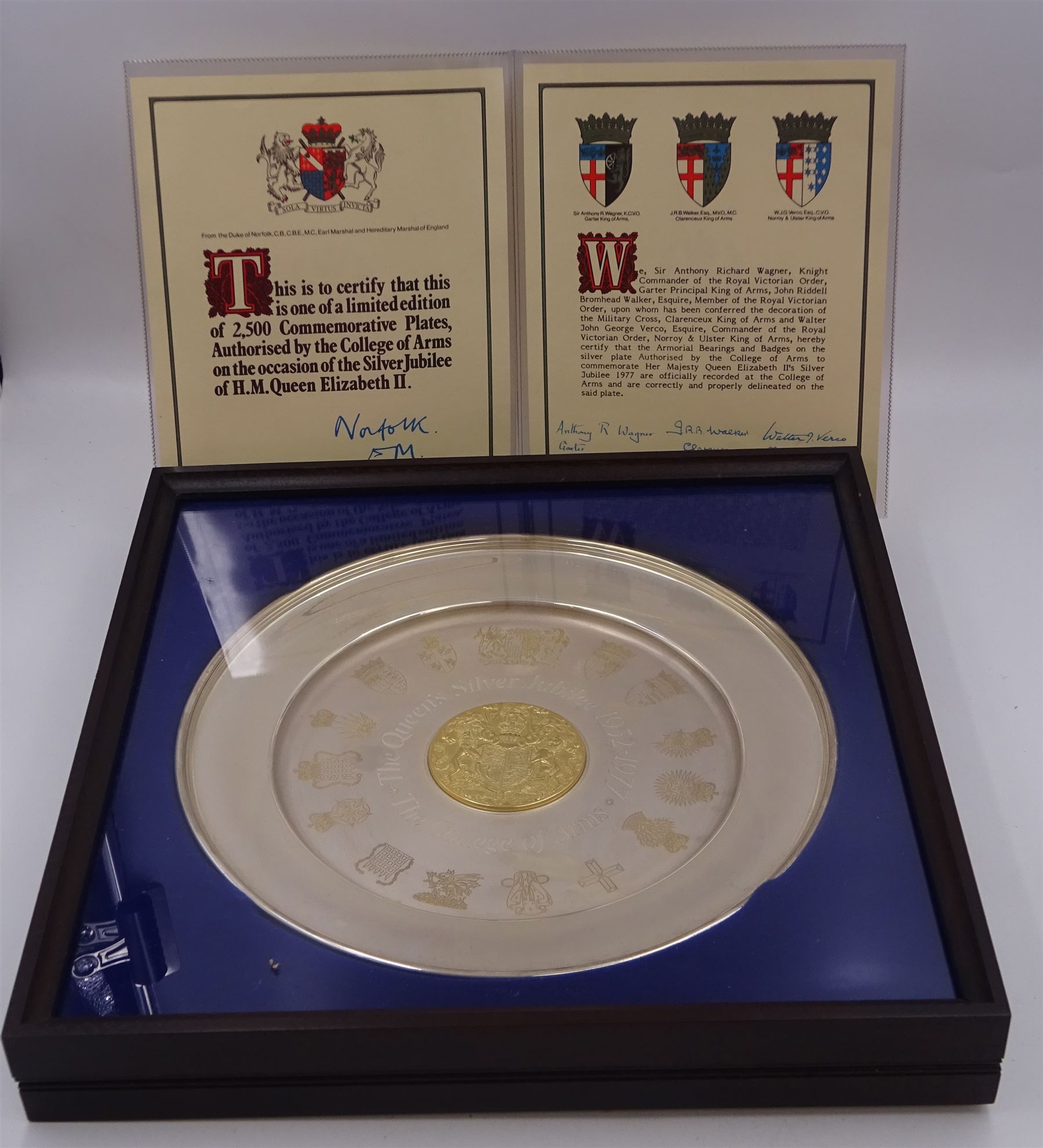Modern limited edition silver The College of Arms plate to commemorate the The Queen's Silver Jubilee, the plain circular plate with central 24ct gold plated plaque depicting the Royal Arms, bordered by engravings of The College of Arms and the Kings Arms etc, by Danbury Mint, hallmarked Yorkshire Mint, Birmingham 1977, number 350/2500, in original fitted box with paperwork, D26,5cm, 