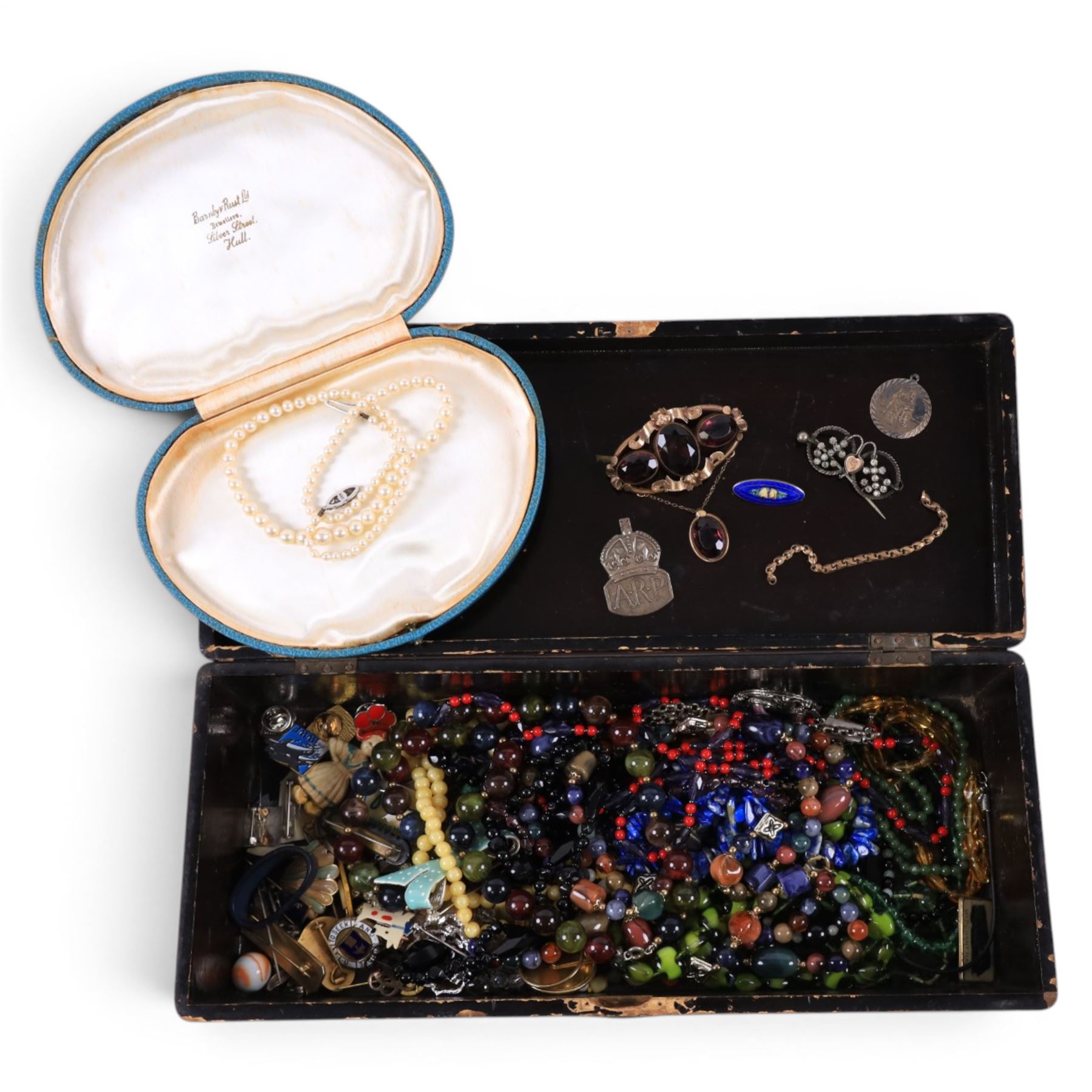 9ct gold chain links, silver ARP brooch, Victorian gilt brooch, simulated pearl necklace with 9ct gold clasp and a collection of beaded necklaces