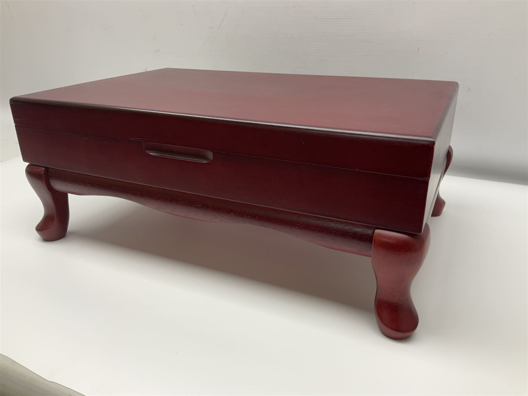 Viners Emassy canteen of Sheffield silver plated cutlery, 58 pieces, comprising eight table knives, dessert knives, dessert spoons, teaspoons, table forks, dessert forks, soup spoons, and two table spoons, housed in case with hinged lift up lid raised on four feet, L45cm