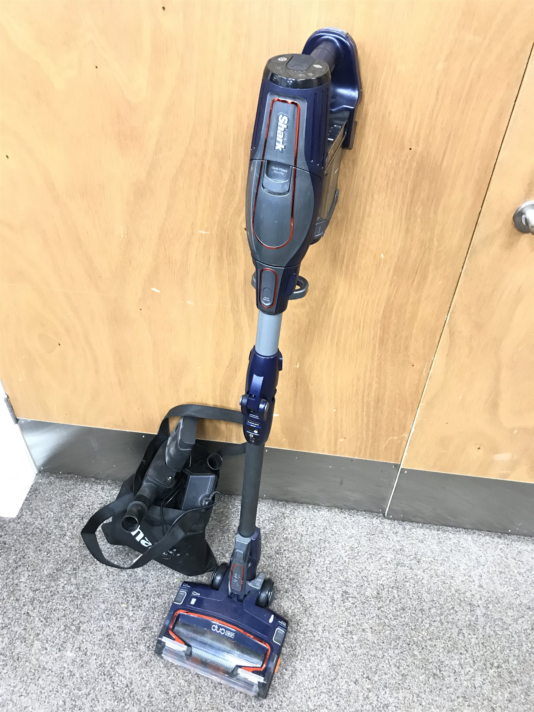 Shark DuoClean IF250UK cord free vacuum cleaner with attachments The