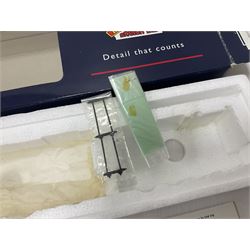 Bachmann ‘00’ gauge - 31551 Gresley Class V2 2-6-2 ‘Green Arrow’ locomotive no.60800 in BR black; 31954 Gresley Class A4 4-6-2 ‘Nigel Gresley’ locomotive no.60007 in BR blue; 31959 Gresley Class A4 Pacific 4-6-2 ‘Miles Beevor’ locomotive no.26 in LNER garter blue; in original boxes (3) 