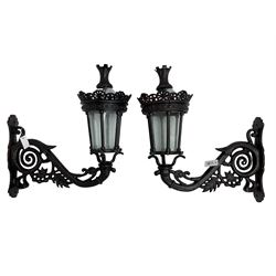 Pair of Victorian design cast metal garden wall lamp and bracket, the support pierced and decorated with scrolling and foliate detail (2)