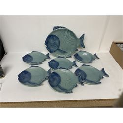 Set of five Olfaire blue fish plates, together with a further bowl and larger serving platter, largest W40cm
