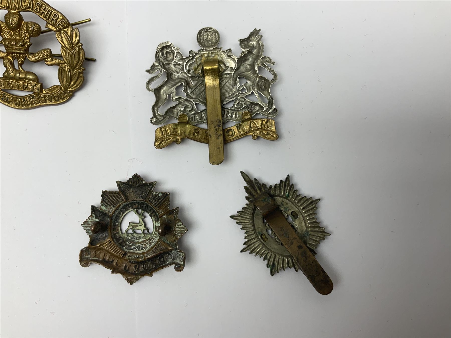 Seventeen regimental cap badges including Dorsetshire, Worcestershire, Staffordshire, Lancashire, Manchester, Middlesex, Berkshire, Bedfordshire etc (17)