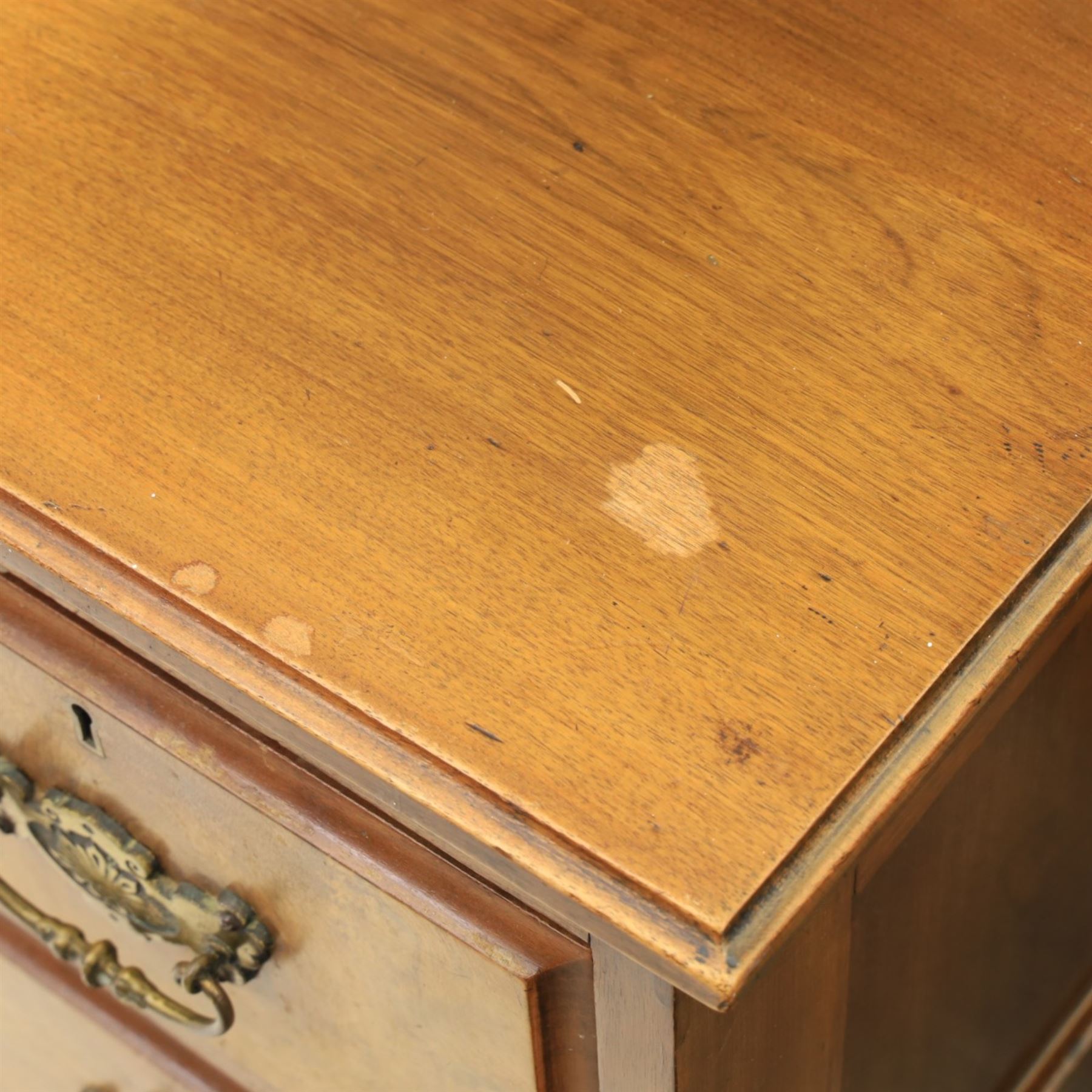 Edwardian figured walnut dressing chest, with central tilting mirror with pierced fret work, flanked by cabinet with figured walnut panelled door above a trinket drawer, with four short over a long long drawer, raised on a plinth base with castors 