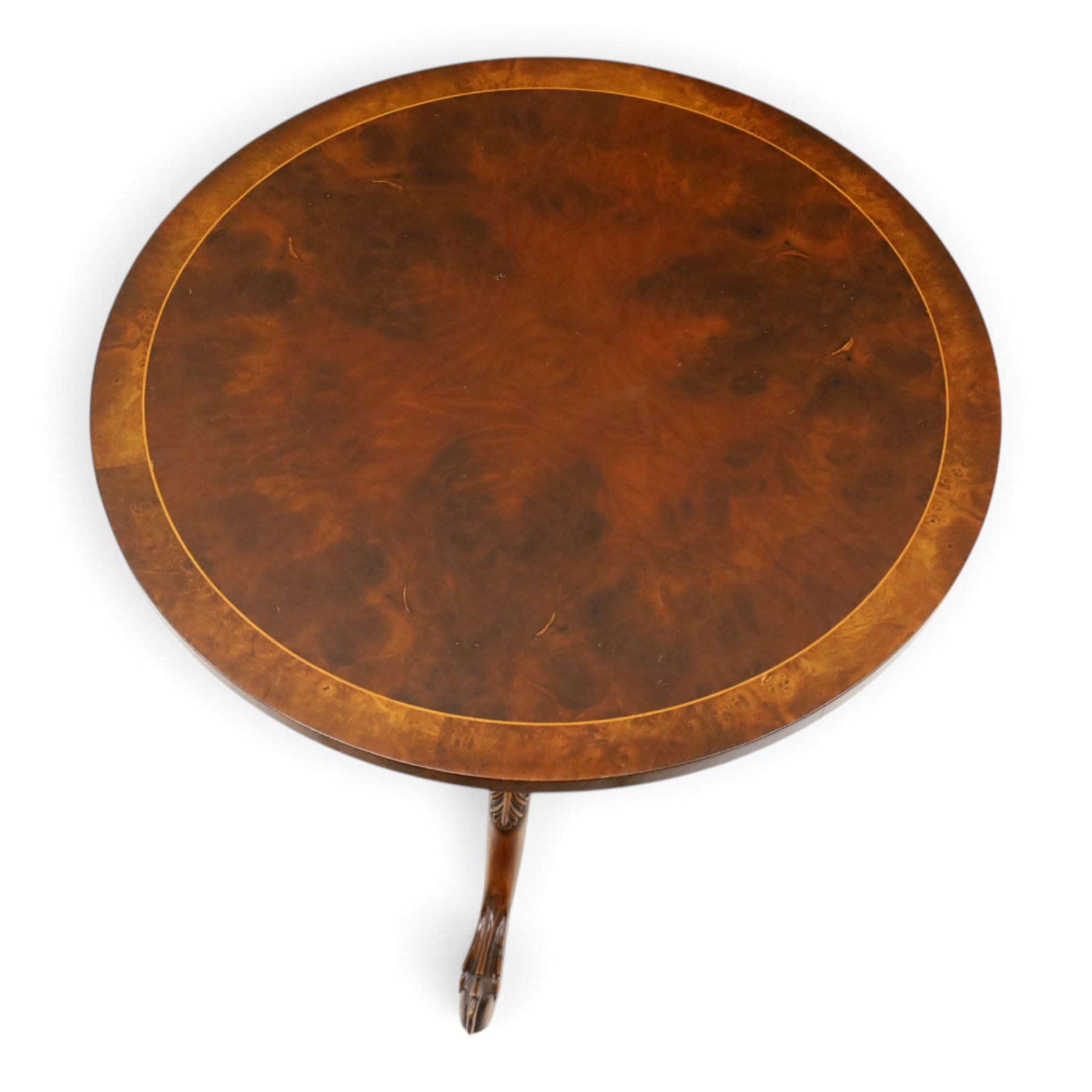 Quality Georgian design walnut and mahogany circular wine table, banded top with satinwood stringing, turned and fluted pedestal carved with acanthus leaves, the tripod base with carved knees terminating to ball-and-claw feet