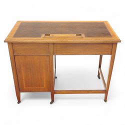 Early 20th century Edwardian mahogany single pedestal writing desk, the crossbanded rectangular top inset with brown leather, fitted with five drawers with brass swan neck handles, upon square tapering supports terminating in brass castors